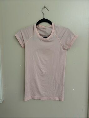 lululemon swiftly tech shirt in Pink Pearl | size 4